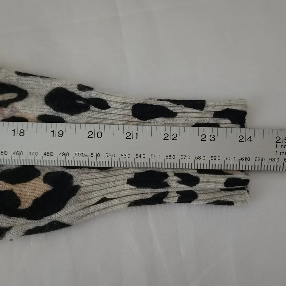 Brochu Walker Cashmere The Kelso Leopard Print Vee Sweater - Picture 9 of 10